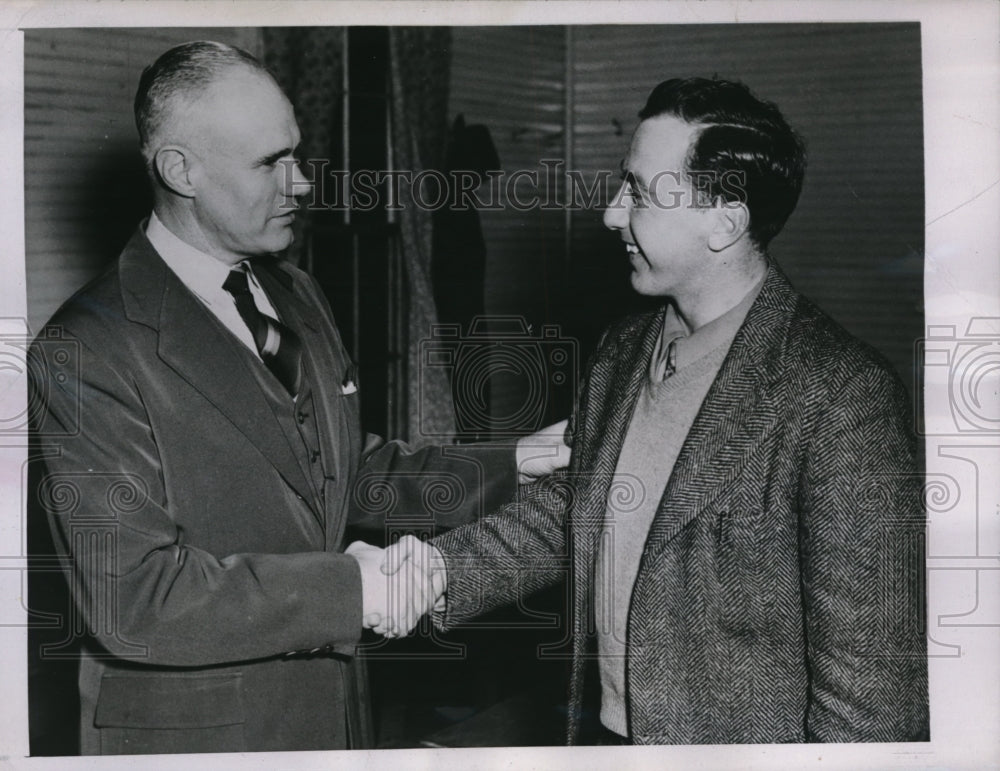 1946 Press Photo Carl Snavely greets George Stirnweiss at Chapel Hill - Historic Images