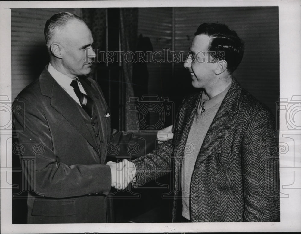 1946 Press Photo Coach Carl Snavely welcomes George Stirnweiss back, Chapel Hill - Historic Images