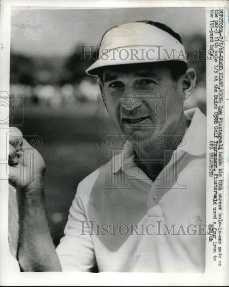 1968 Press Photo Dow Finsterwald holds 10th career hole in one at the Buick Open - Historic Images