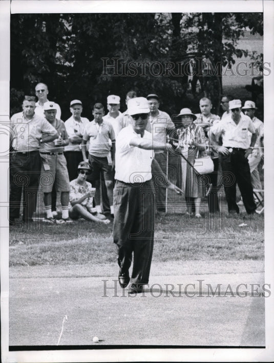 1961 Press Photo Jerry Barber Misses Putt During PGA Golf Tournament in LA - Historic Images