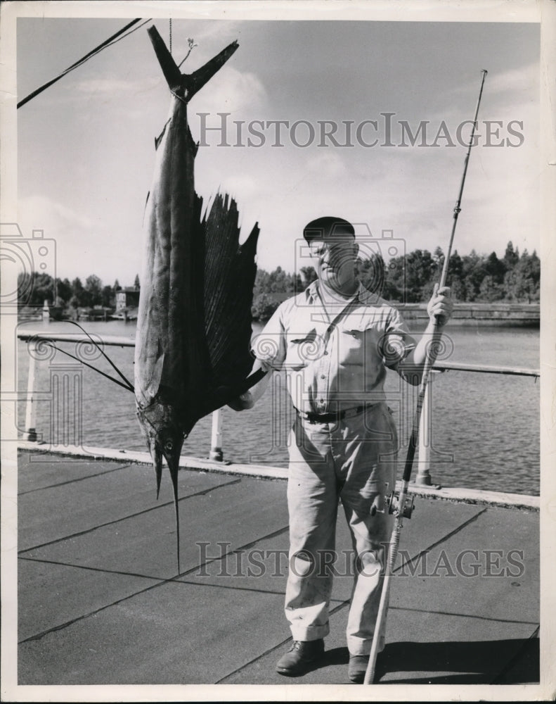 1946 Press Photo Wilmington NC Thomas B Williams & sailfish he caught - Historic Images