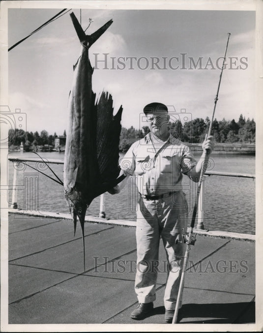 1946 Press Photo Wilmington NC Thomas B Williams & sailfish he caught - Historic Images