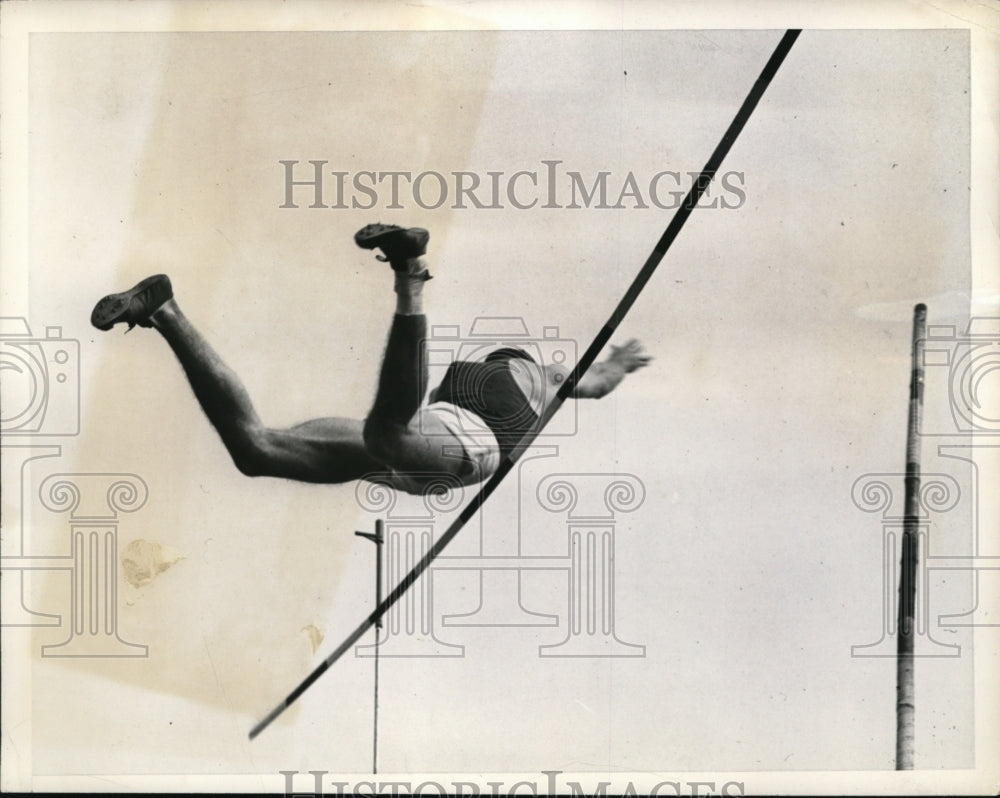 1937 Press Photo William Sefton U of So Cal pole vaulter - nes20017 - Historic Images