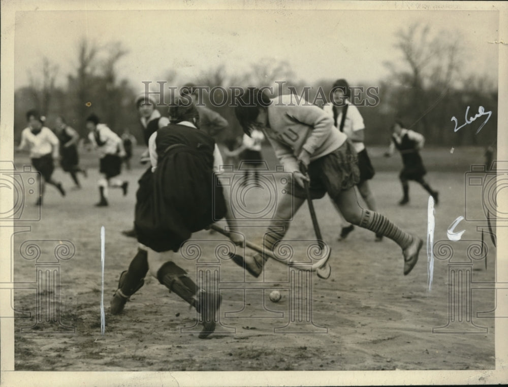 1925 Press Photo NYU and Savage School girls playing hockey in Central Park NY - Historic Images