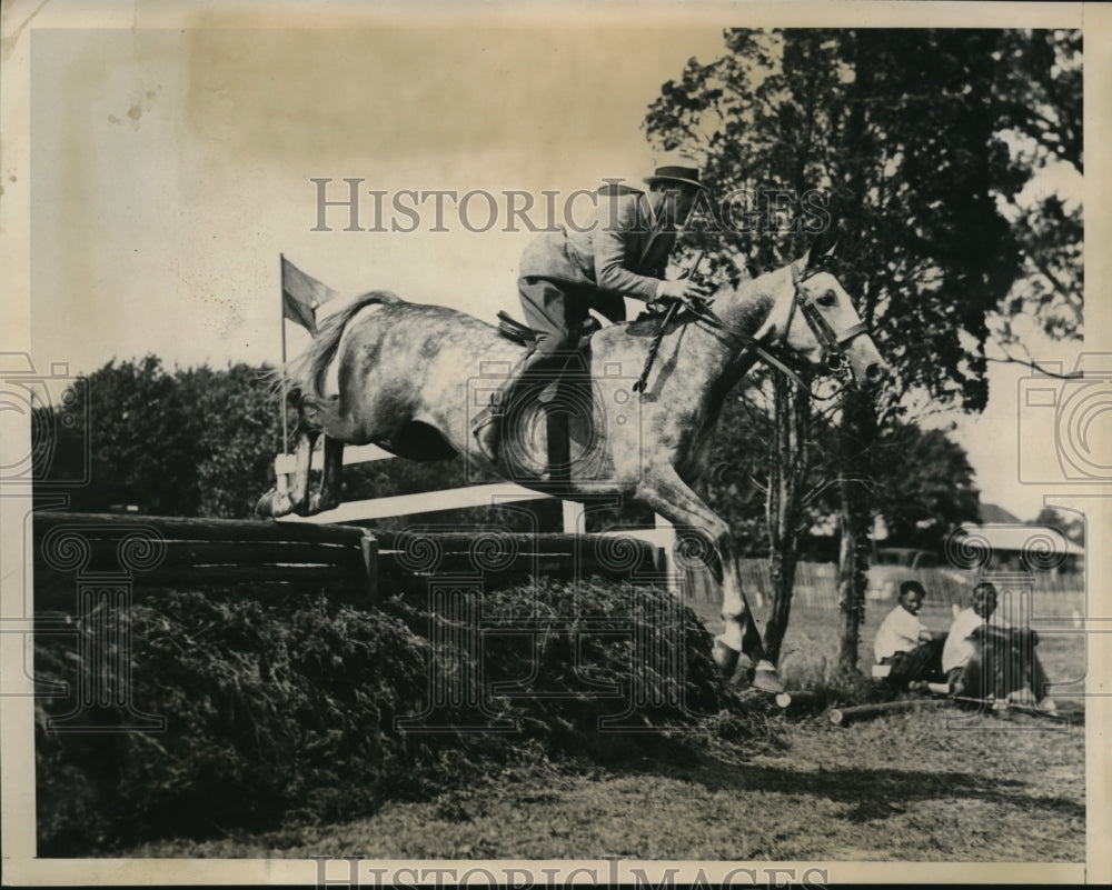 1935 Press Photo Fred Wettach snapped on Commoner Crown winner of class 51 - Historic Images