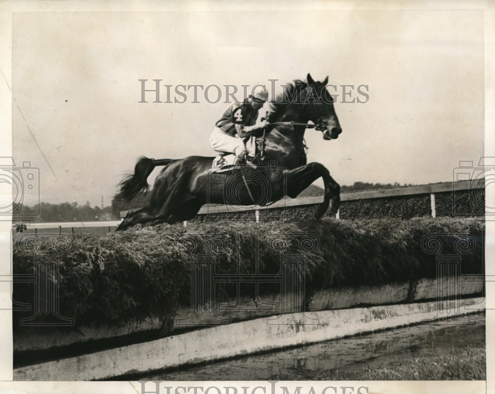 1941 Press Photo Arch Hero going over hurdle in Corinthian Handicap at Belmont - Historic Images