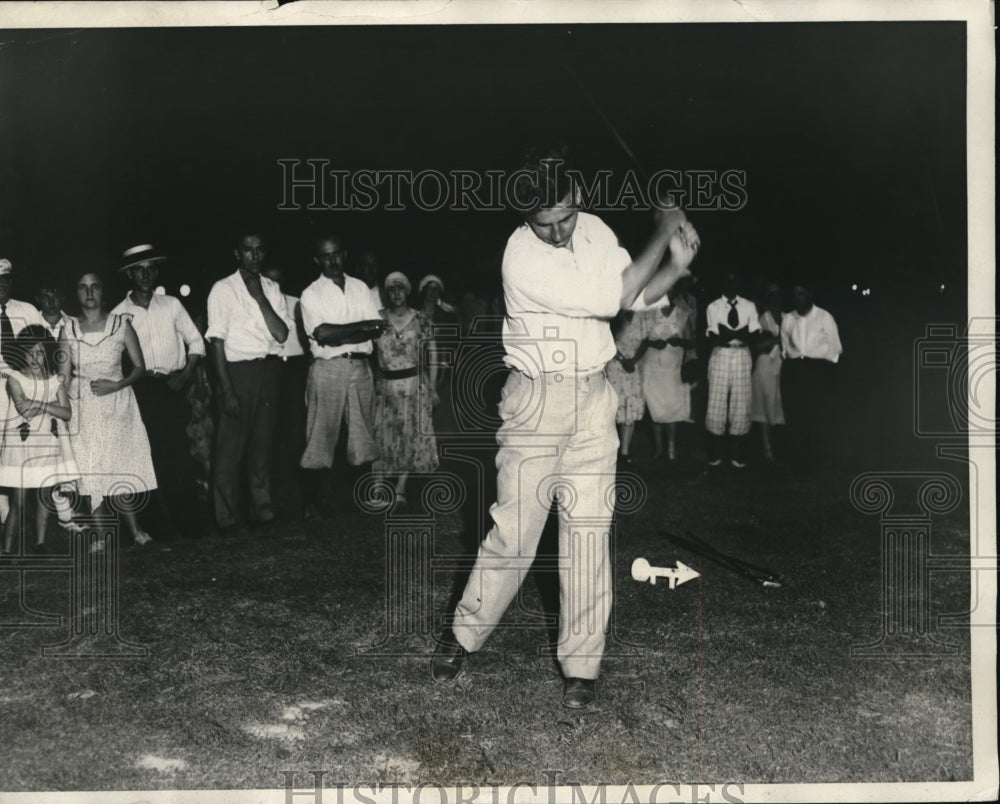 1931 Press Photo Player teeing off at night time golf course in Illinois - Historic Images