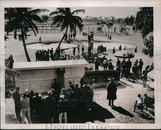 1937 Press Photo Spectators view giant scoreboard at Miami Biltmore Open - Historic Images
