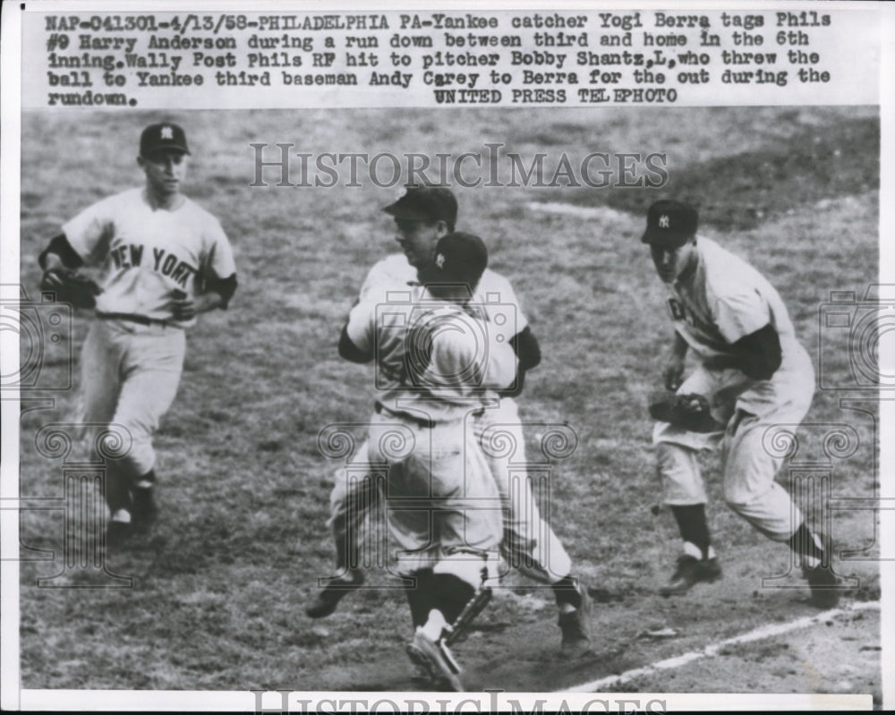 1958 Press Photo Yankee cathcer Yogi Berra tags Phils Harry Anderson at Phila,Pa - Historic Images