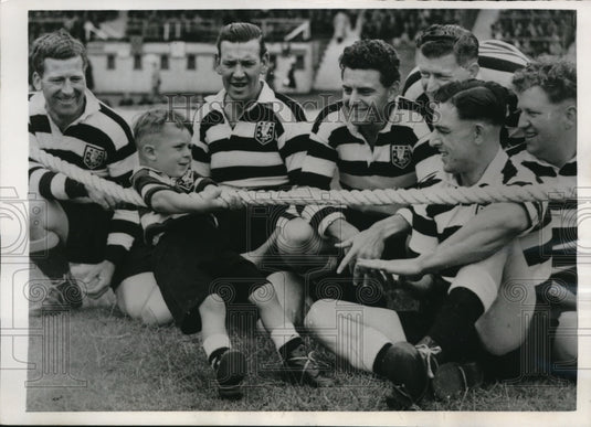 1952 Press Photo London junior tugger Andrew Senior shows how its done - Historic Images