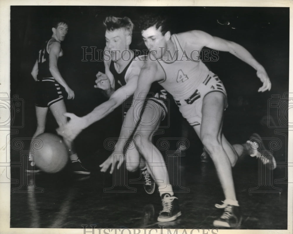 1943 Press Photo Phila Pa Geo Senesky of St Joseph vs N Robb of Temple Univ - Historic Images