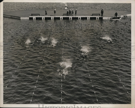 1935 Press Photo Womens 440 yd Freestyle event Dorothea Dickinson hits the - Historic Images