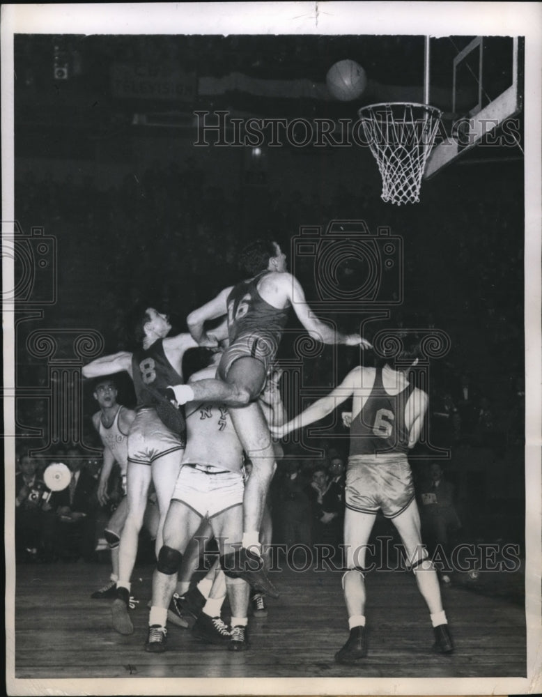 1946 Press Photo Jim Dickson of Baylor vs NYUs Frank Mangiapane - nes20343 - Historic Images