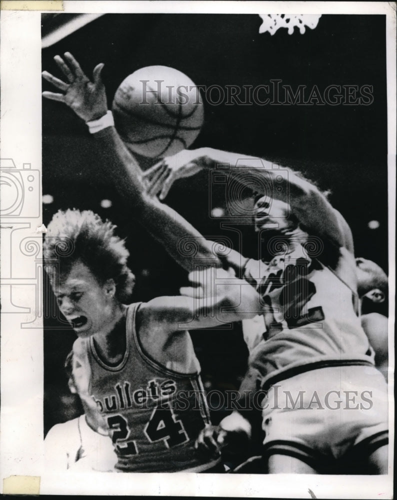 1970 Press Photo 76&#39;ers Jim Washington and Baltimore Bullets&#39; Jack Marin - Historic Images