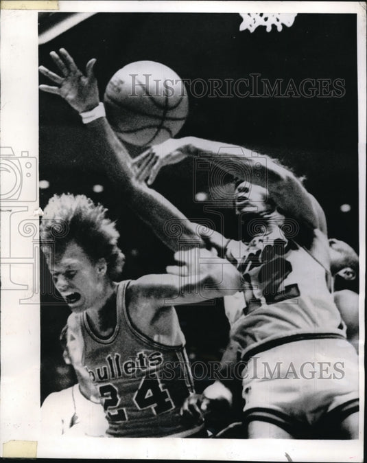 1970 Press Photo 76'ers Jim Washington and Baltimore Bullets' Jack Marin - Historic Images
