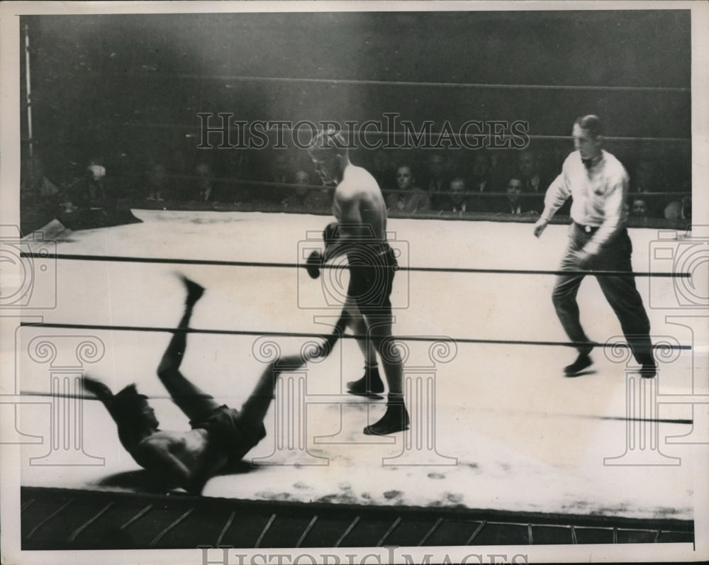 1953 Press Photo out like a light Champ clark went as Butch Rogers sent him to - Historic Images