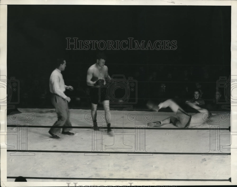 1935 Press Photo Champ Clark went out like a light as Butch Rogers sent him to - Historic Images