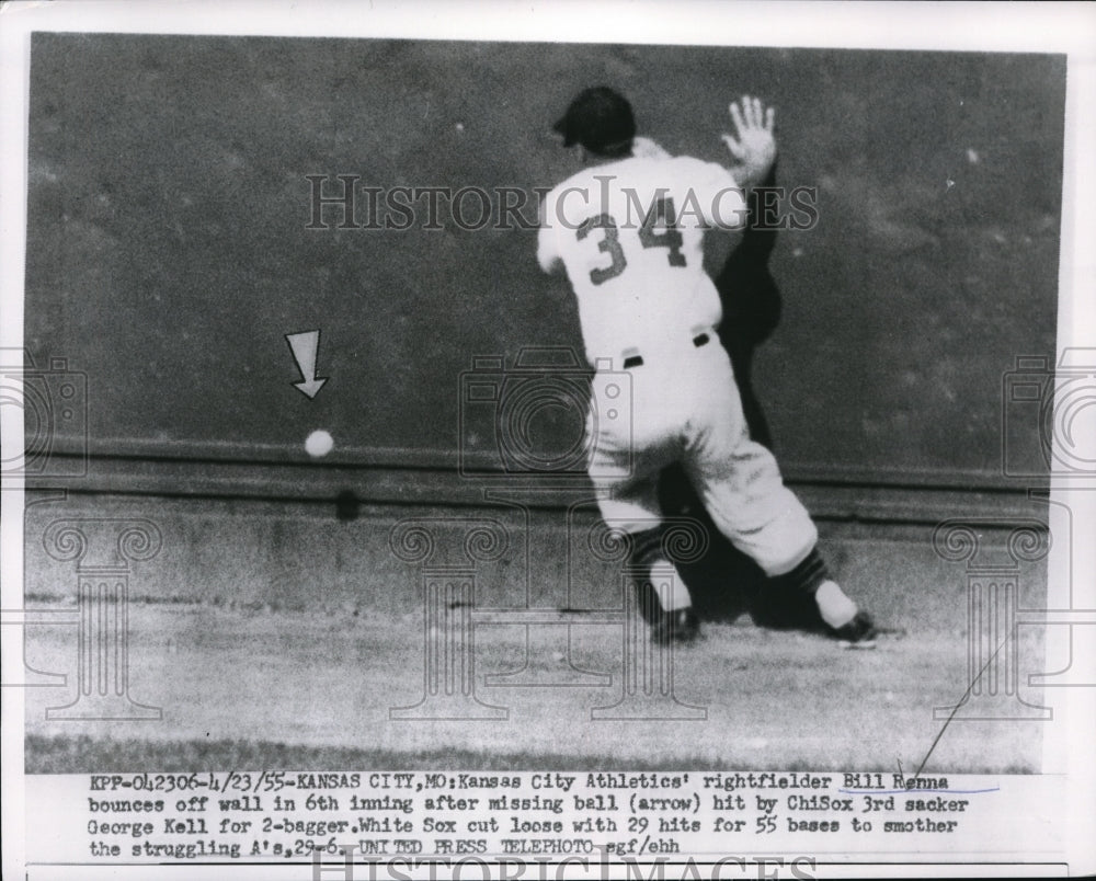 1955 Press Photo Billy Renna Hitting Wall After Missing Catch in Kansas City - Historic Images