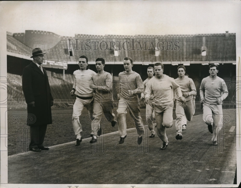 1935 Press Photo Univ of Pa track coach Lawson Robertson & team - nes20604 - Historic Images