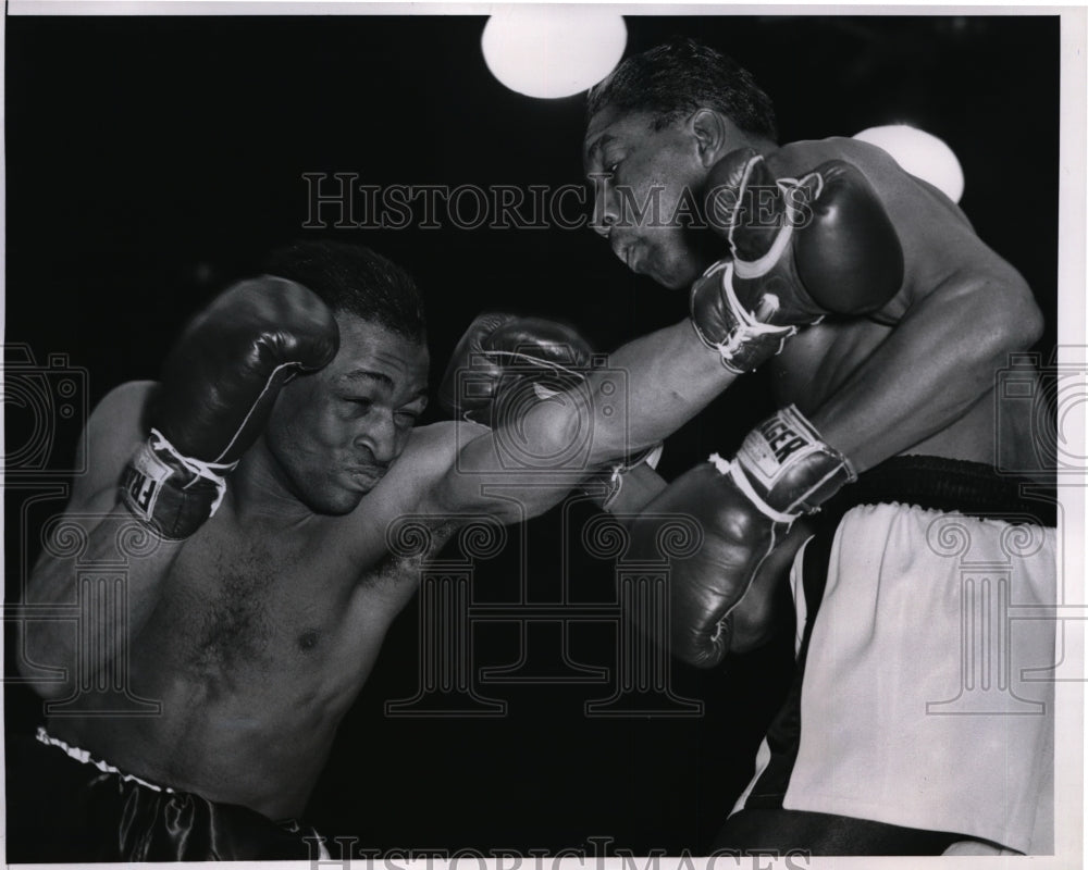 1953 Press Photo Zulueta Misses Luther Rawlings During Fight in chicago - Historic Images