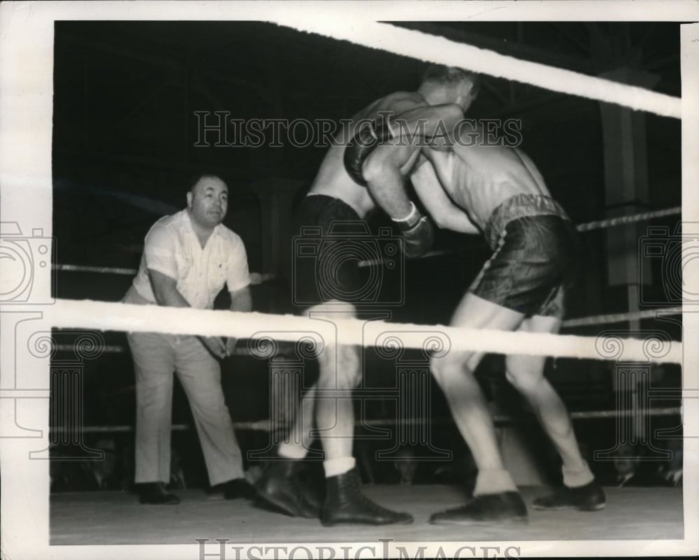 1940 Press Photo Tony Salento refereeing Dummy Robinson and Woody Jones - Historic Images