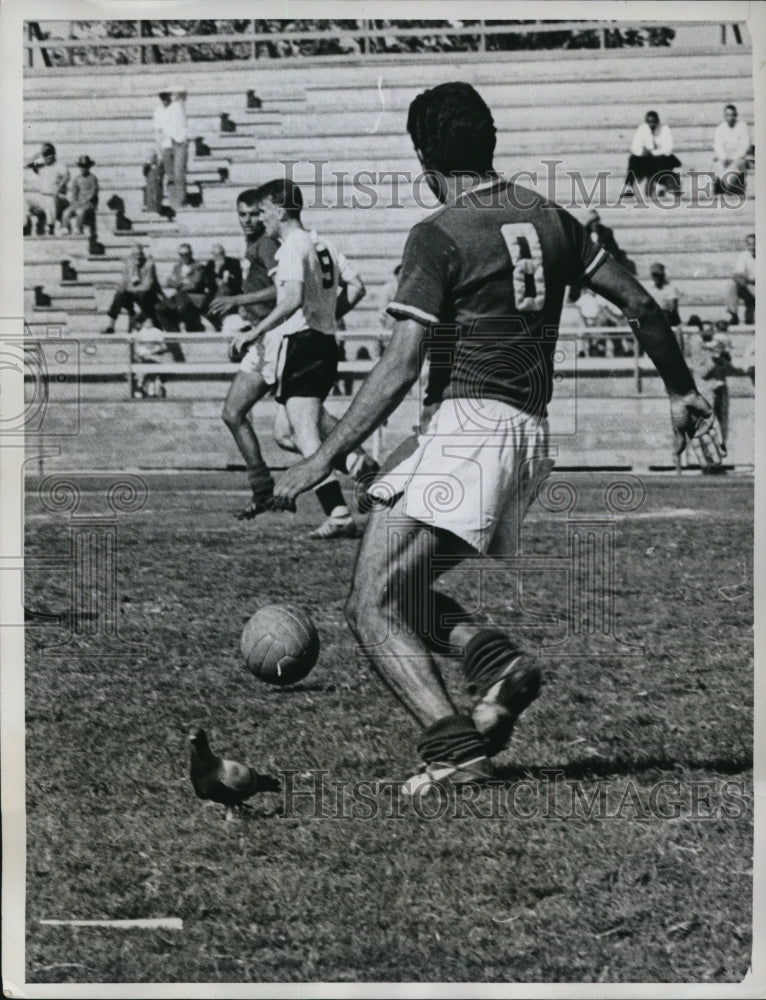 1961 Press Photo La Calif Evarado Acebes of Mexico vs Canadian soccer team - Historic Images