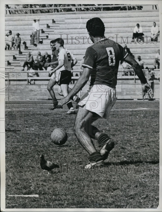 1961 Press Photo La Calif Evarado Acebes of Mexico vs Canadian soccer team - Historic Images