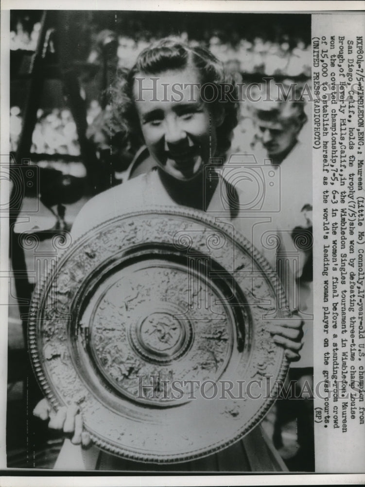 1952 Press Photo Wimbledon England Maureen Connolly wins tennis trophy - Historic Images