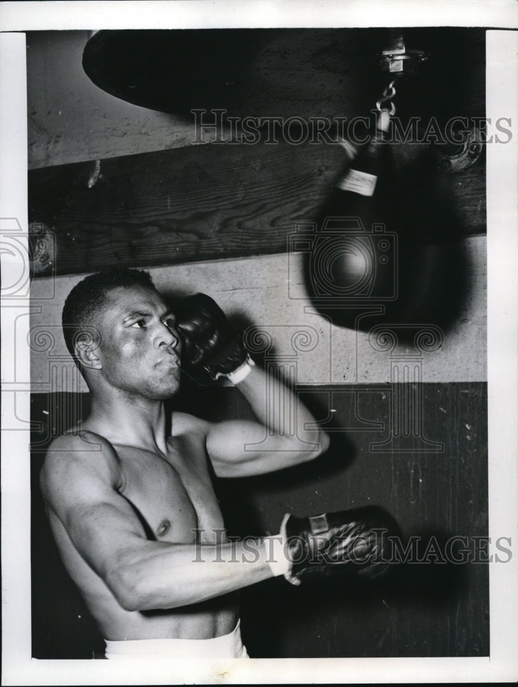 1943 Press Photo Bob Montgomery working out at Sitllman's Gym in New York City - Historic Images