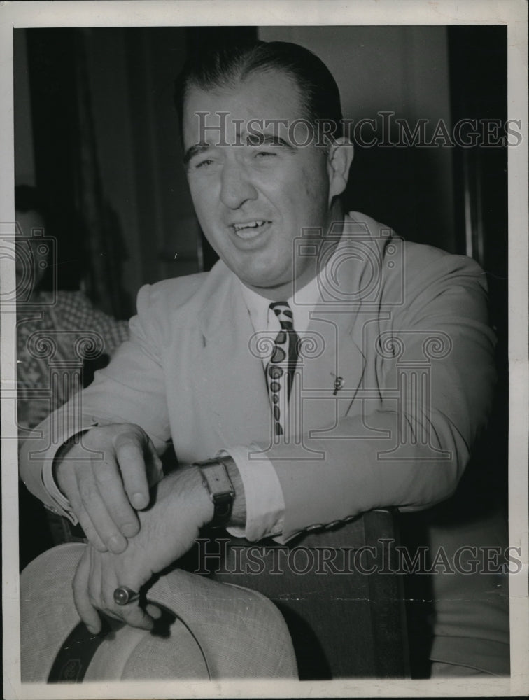 1944 Press Photo Albert B Chandler sings &quot;As Time Goes By&quot; in Chicago, Illinois - Historic Images