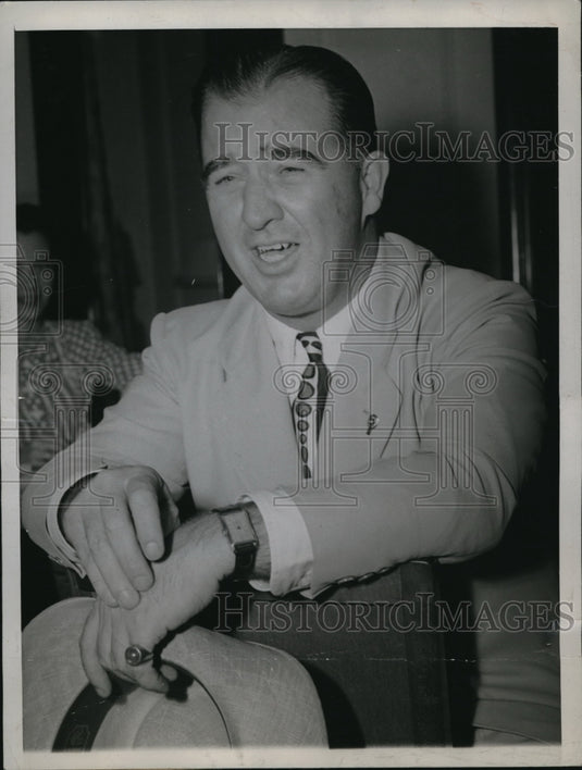 1944 Press Photo Albert B Chandler sings "As Time Goes By" in Chicago, Illinois - Historic Images