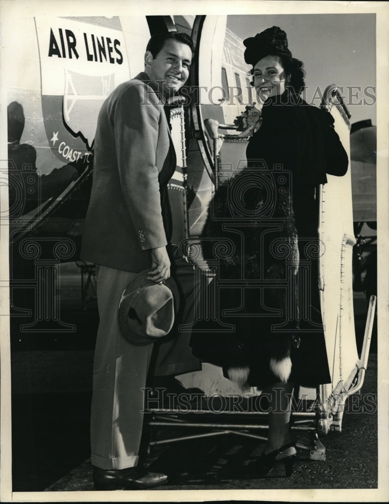 1938 Press Photo Burbank Calif Paul Schwegler Univ of Wash tackle, Eda Hellman - Historic Images