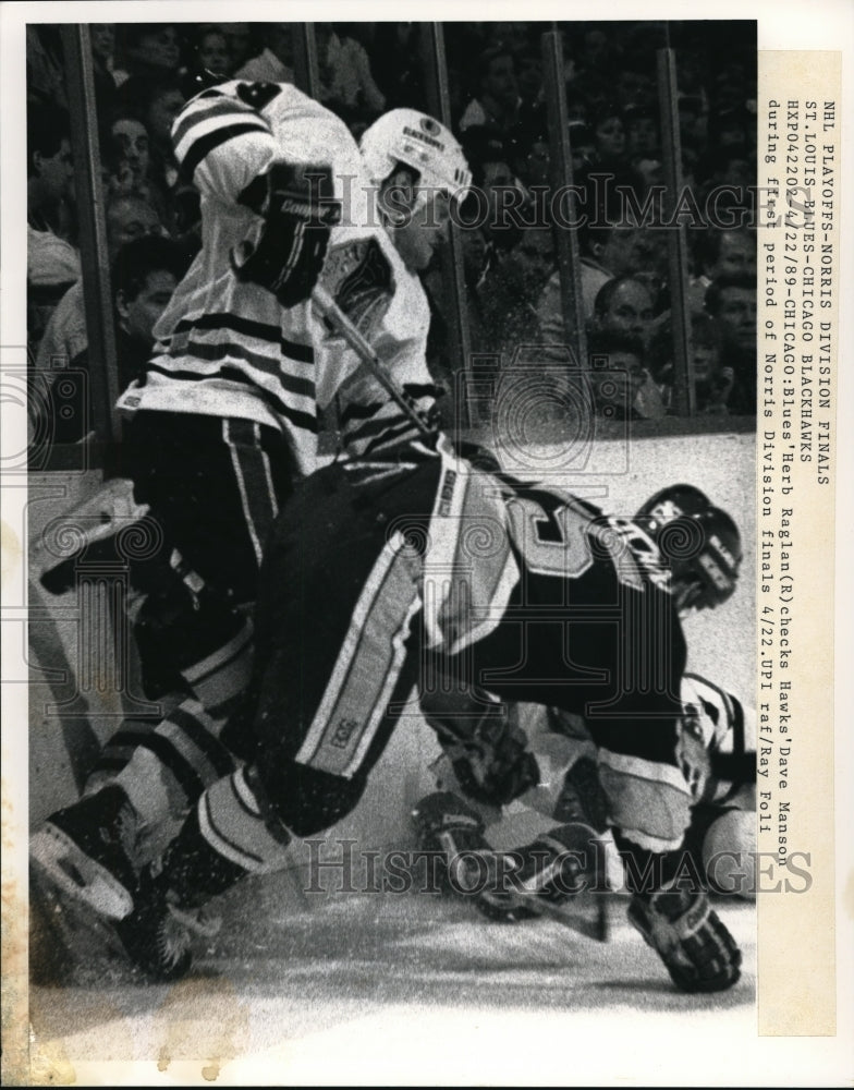 1989 Press Photo Chicago Blues Herb Raglan checks Hawks Dave Manson - nes21138 - Historic Images
