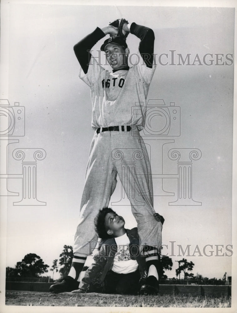 1956 Press Photo Frank Sullivan and Joseph Crowninshield in Sarasota, Florida - Historic Images