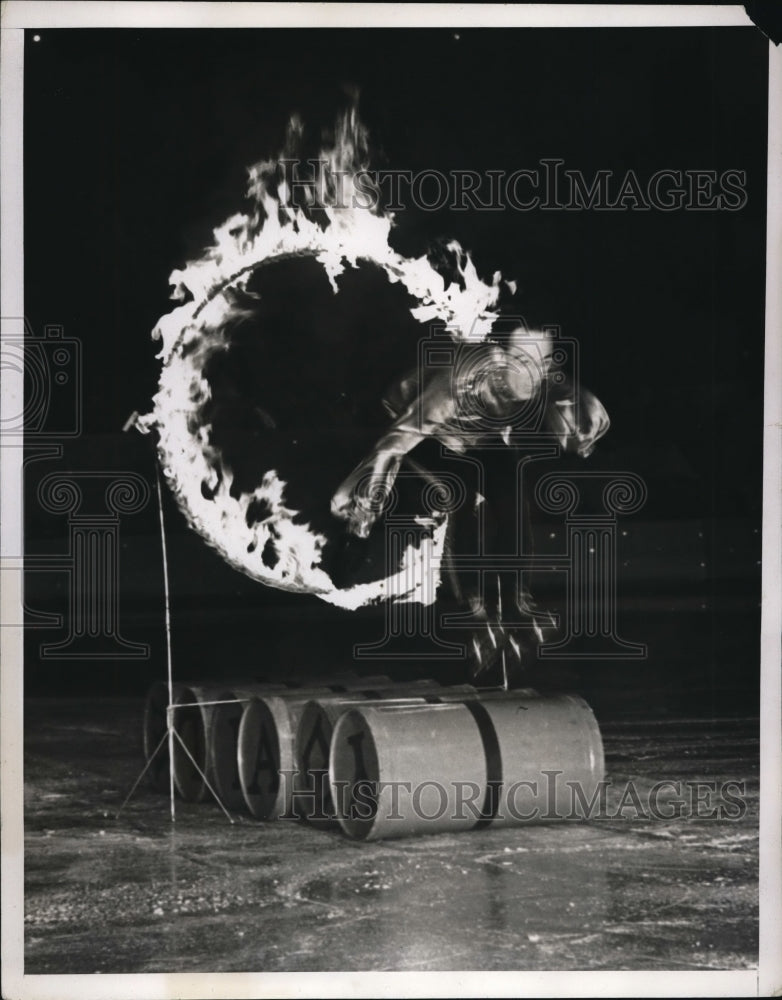 1938 Press Photo Harris Legg in hoop of fire at Madison Square Garden - Historic Images