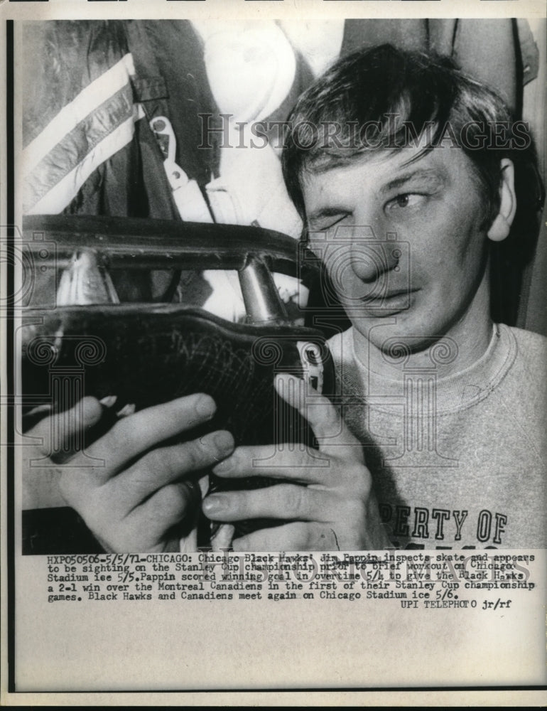 1971 Press Photo Jim Pappin inspects skate at Black Hawks Stadium - nes21188 - Historic Images