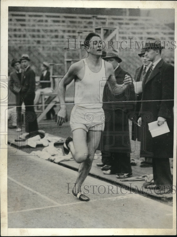 1933 Press Photo Gene Venzke of Univ of PA 3/4 mile record of 3:05:2 - nes21220 - Historic Images