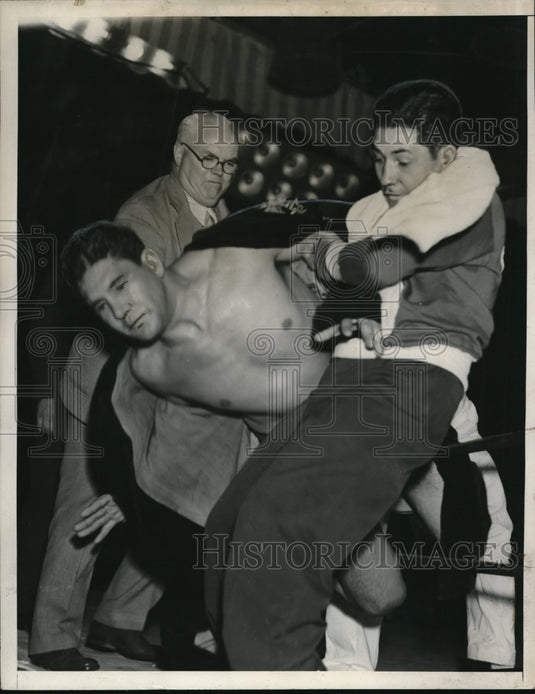 1934 Press Photo Vincent Lopez carried from ring with Bronko Nagurski in LA Cali - Historic Images