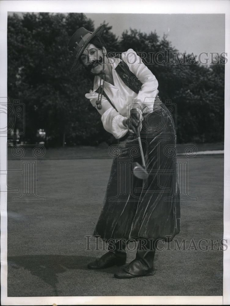 1946 Press Photo Mrs H K Marks follows through a long putt at North Hills Golf - Historic Images