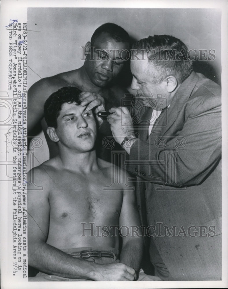 1954 Press Photo Dr. James Simkins cast a medical eye on Joey Giardello - Historic Images