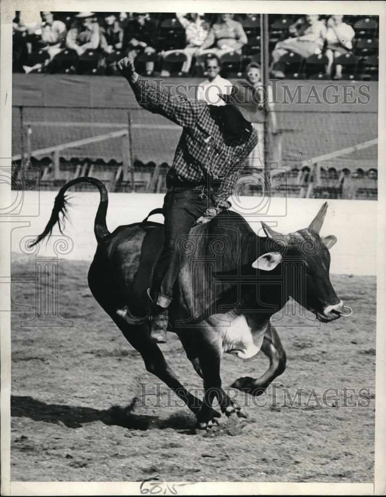 1942 Press Photo La Calif Cowboy Russell Ray in steer riding contest - nes21333 - Historic Images