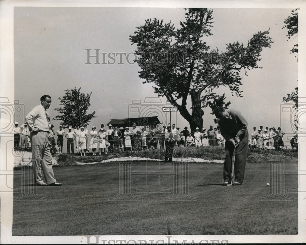 1939 Press Photo Bud Ward putts as Billie Burke looks on, Nat'l Open Golf tourn - Historic Images