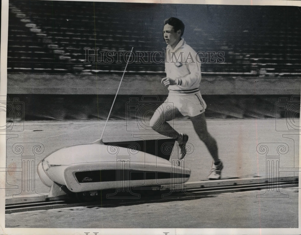 1961 Press Photo Toyko Saburo Yokomizo of Chuo Univ at track vs pace maker robo - Historic Images