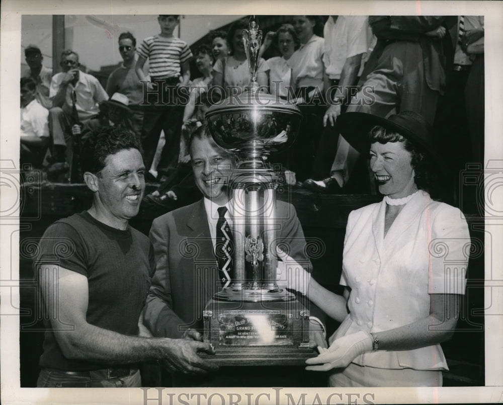 1949 Press Photo NYC Victor Scott gets trophy from Mr &amp; Mrs Geo Mikkelsen - Historic Images
