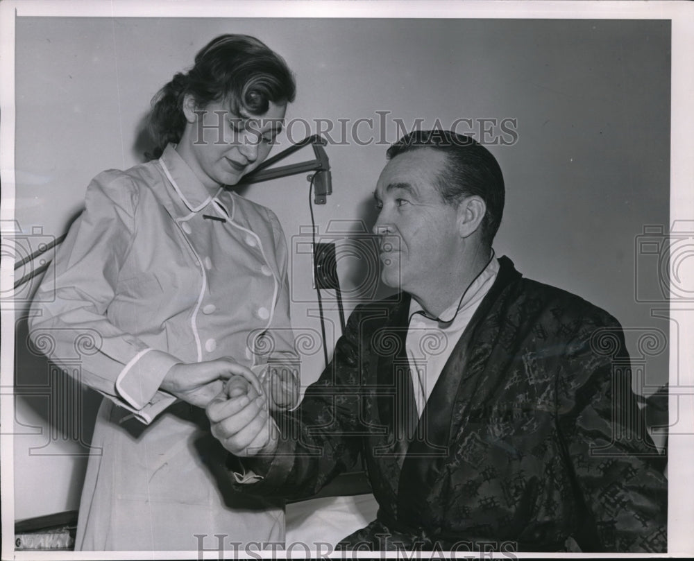 1955 Press Photo Chicago Frank Leary ex Notre Dame coach &amp; nurse Carol Benson - Historic Images