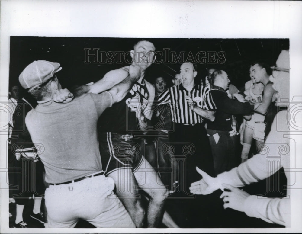 1960 Press Photo S Calif Ken Stanley in fight at basketball game - nes21530 - Historic Images