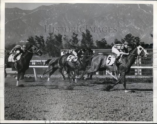 1937 Press Photo All Devil at Santa Anita vs Sweeping Shot, The Flower - Historic Images