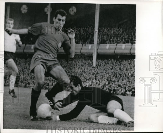 1955 Press Photo Birmingham England W Germany Tilkowski vs Spain's Amaro - Historic Images