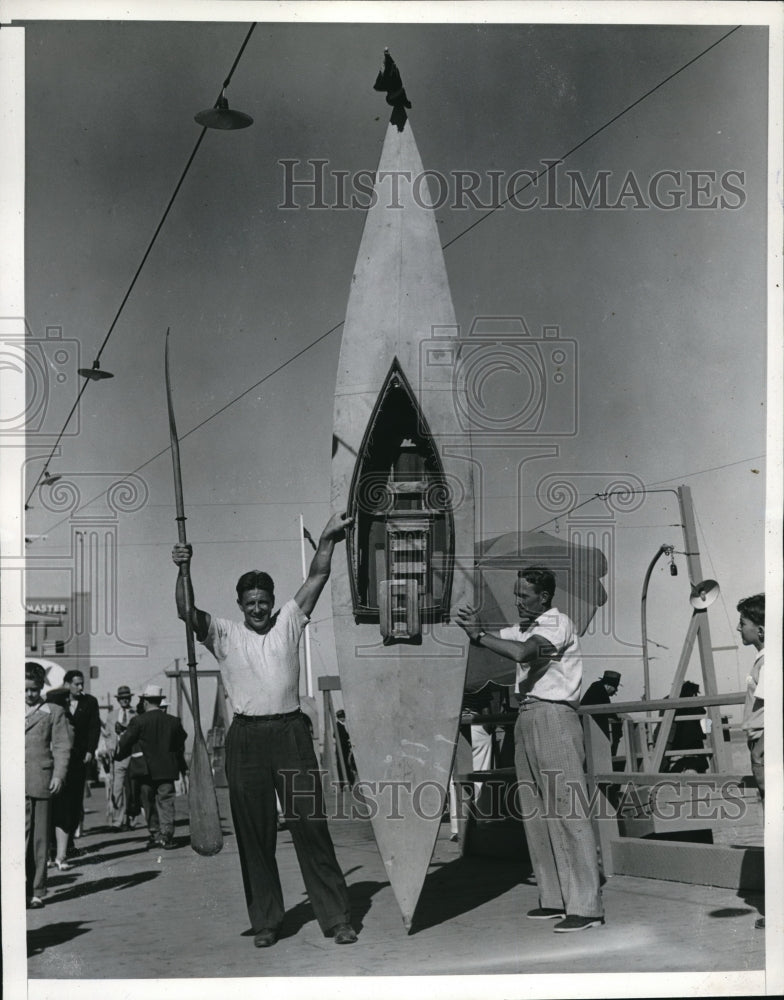 1940 Press Photo Santa Catalina Calif Scott Hutchins &amp; his kayak - nes21727 - Historic Images