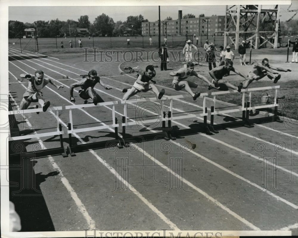 1943 Press Photo Evanston Ill Natl Collegiate track, Jim Fieweger,B Cummins - Historic Images